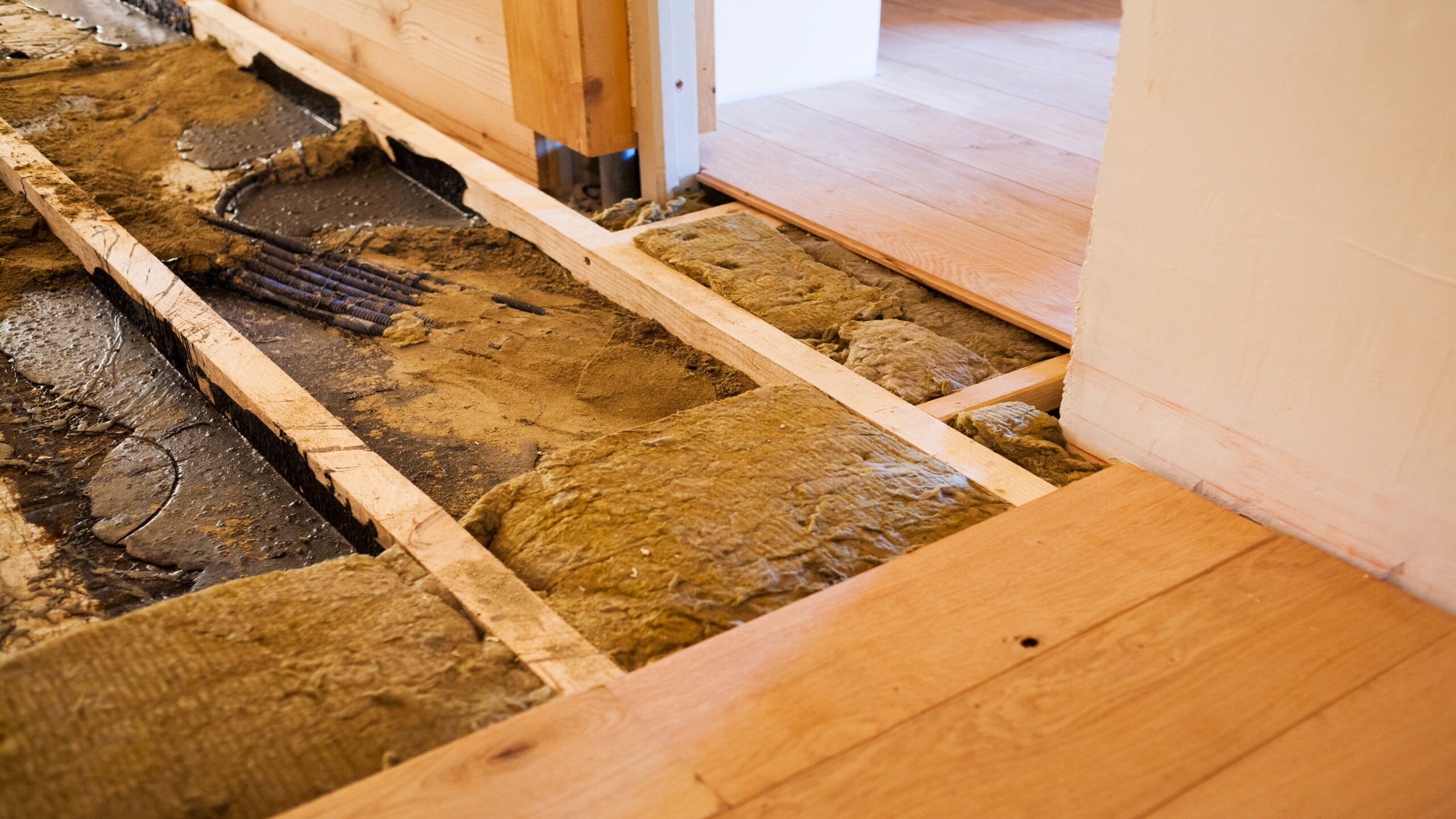 Wooden floor constructing with glassy wool isolation and pitch
